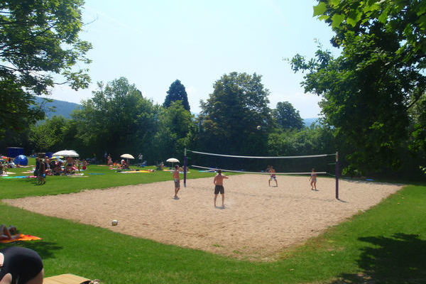 Volleyballplatz im Auenbereich des Sport und Familienbad MACH' BLAU