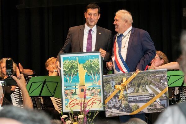 Brgermeister Markus Hollemann und Brgermeister Philippe Barthlemy: Ein Zeichen deutsch-franzsicher Freundschaft (Foto: Wolfgang Heinzmann)