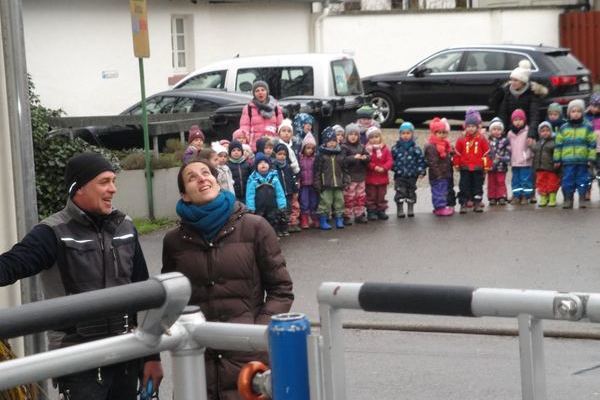 Lena Frey (Leiterin Kindergarten Pfistergssle) und Siegfried Buderer, im Hintergrund die Kinder mit Betreuerinnen.