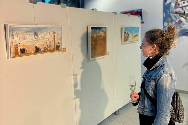 Besucherin bewundert das Bild "Lost in desert", 2024, Acryl auf Leinwand, Elv. A. Sträuber Besucherin bewundert das Bild "Lost in desert", 2024, Acryl auf Leinwand, Elv. A. Sträuber