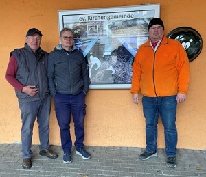 Montage der Monitore am Karl H�fflin Gemeindehaus und an der Scheune beim Heimethues; v.l.n.r. Manfred W�ssner, Hans Peter Rieder und Olaf T�rnau
