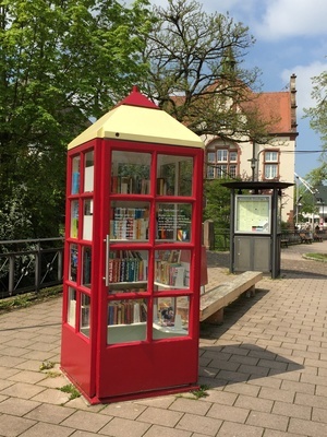 Offenes Bcherregal Hauptstrae (in Rot gestrichene ehemalige Telefonzelle)