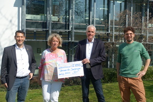 Spendenbergabe Raiffeisenbank Denzlingen, v.l.n.r.: Brgermeister Markus Hollemann, Sabine Haupenthal (AIV Denzlingen), Bernd Singer (Bankvorstand Raiffeisenbank), Linus Schlempp (Integrationsbeauftragter, Gemeinde Denzlingen)