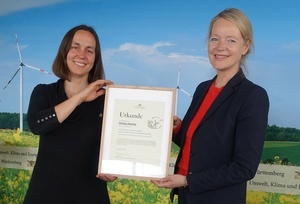 Umweltministerin Thekla Walker überreicht im Umweltministerium die Siegerurkunde des Landeswettbewerbs „Auf dem Weg zur Klimaneutralität“ für Vorreiter-Kommunen aus Baden-Württemberg an Denzlingens Klimaschutzmanagerin Diana Sträuber. Umweltministerin Thekla Walker überreicht im Umweltministerium die Siegerurkunde des Landeswettbewerbs „Auf dem Weg zur Klimaneutralität“ für Vorreiter-Kommunen aus Baden-Württemberg an Denzlingens Klimaschutzmanagerin Diana Sträuber.