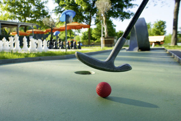 Ein Minigolfschläger mit einem Minigolfball