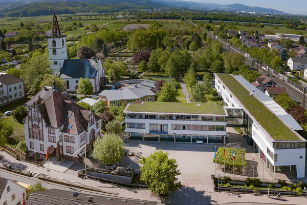 Luftbild vom Denzlinger Rathaus mit Alten Rathaus und der evangelischen Kirche im Hintergrund