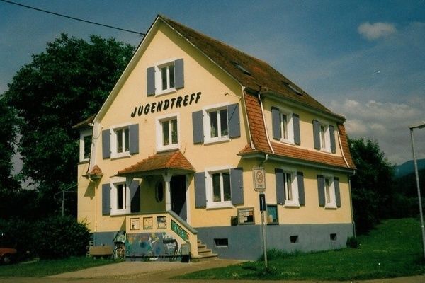 Ein Haus mit der Aufschrift "Jugendtreff"