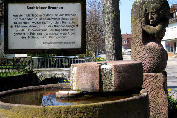 Der Sackträger Brunnen mit Wasser befüllt