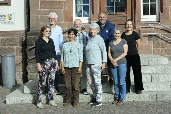 Abschlussfoto mit den Teilnehmer/-innen des diesjährigen klimafit-Kurses vor dem alten Rathaus in Denzlingen mit Kursleiterin Nathalie Niekisch