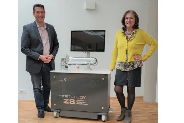 Foto:  v.r.n.l. Irene Sturm, Gesch&auml;ftsf&uuml;hrerin; Markus Hollemann, B&uuml;rgermeister, dazwischen steht ein High-Tech Laser und Diagnostikger&auml;t