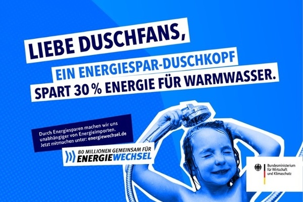 Duschendes Kind mit Hinweisen zum Energiesparen f&uuml;r Duschfans (Foto: &copy; BMWK)