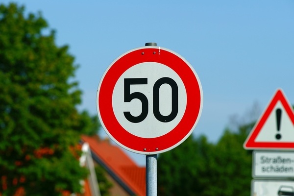 Stra&szlig;enschild "50 km/h Geschwindigkeit"