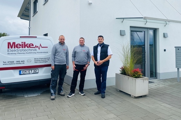 Gesch&auml;ftsf&uuml;hrer Philip Maier und Thorsten mit B&uuml;rgermeister Markus Hollemann 