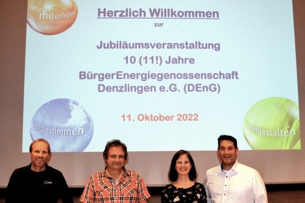 Björn Haake, Markus Nübling, Marina Leibfried und Bürgermeister Markus Hollemann (von links) feierten mit den Mitgliedern 11 Jahre Denzlinger BürgerEnergiegenossenschaft