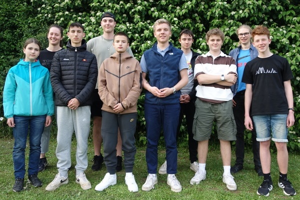 Die neugew&auml;hlten Denzlinger Jugendgemeinder&auml;te stehend auf einer gr&uuml;nen Wiese mit gr&uuml;nen Pflanzen im Hintergrund: F. Tonojan, L. Eckerle, D. Weniger, P. Gence, J. Helmle, J. Kandziorra, F. Stadelbauer, A. Gajic, A. H&ouml;ldin, T. Druba