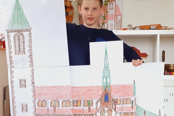 Fynn Gromann mit einer seiner Kirchen-Zeichnungen