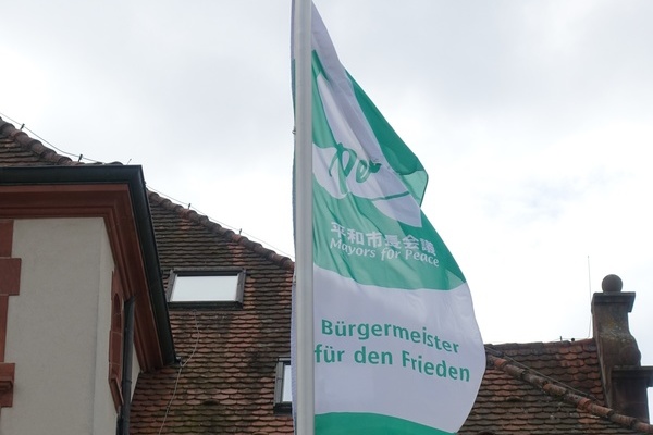 Die Flagge der Mayors for Peace (B&uuml;rgermeisterinnen und B&uuml;rgermeister f&uuml;r den Frieden) weht ab dem 8. Juli am Denzlinger Rathausplatz