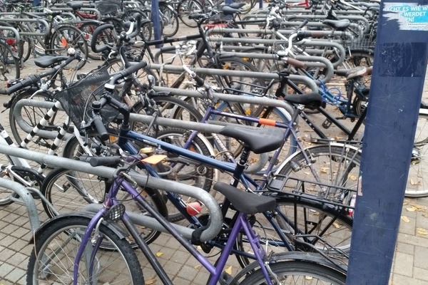 Viele Fahrrder abgestellt an Fahrradstndern mit Anlehnbgel und doppelseitiger Radeinstellung
