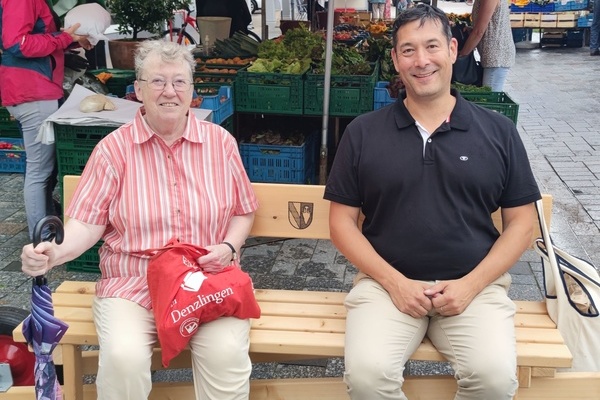B&uuml;rgermeister Markus Hollemann mit einer B&uuml;rgerin auf dem Schw&auml;tzb&auml;nkle