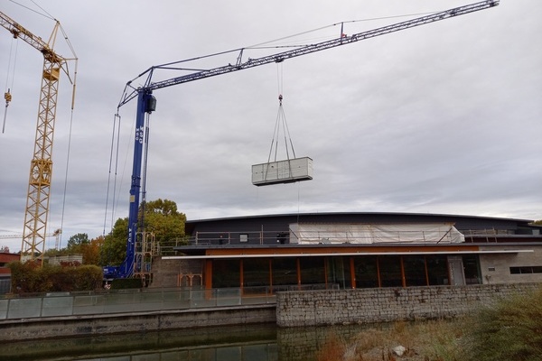 Per Kran wird die rund drei Tonnen wiegende Be- und Entlftungsanlage auf das Dach des Kultur & Brgerhauses gehoben. Foto: Gemeinde Denzlingen