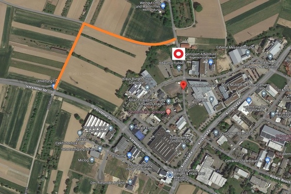 Satellitenaufnahme, Geb&auml;ude, Wege und Gr&uuml;nfl&auml;chen von oben, Umleitung in Orange