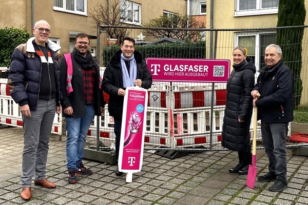 V.l.: Robert Unrau (Constructionheads), Mario Grieco (Deutsche Telekom Technik GmbH), Bürgermeister Markus Hollemann, Carina Storz (Deutsche Telekom) und Gemeinderat Volkmar Bensch. Foto: Gemeinde Denzlingen V.l.: Robert Unrau (Constructionheads), Mario Grieco (Deutsche Telekom Technik GmbH), Bürgermeister Markus Hollemann, Carina Storz (Deutsche Telekom) und Gemeinderat Volkmar Bensch. Foto: Gemeinde Denzlingen