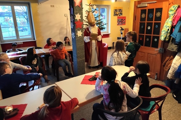 Der Nikolaus zu Besuch im Jugendtreff Denzlingen. Foto: Jugendpflege Denzlingen Der Nikolaus zu Besuch im Jugendtreff Denzlingen. Foto: Jugendpflege Denzlingen