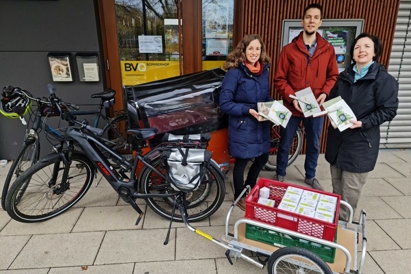 Anette Neumann, Andreas Schaaf und Manuela Wucherer vom Klimaschutzbeirat Denzlingen verteilen die Beutel klimafreundlich mit Lastenrad und Anhänger. Foto: Klimaschutzbeirat Denzlingen Anette Neumann, Andreas Schaaf und Manuela Wucherer vom Klimaschutzbeirat Denzlingen verteilen die Beutel klimafreundlich mit Lastenrad und Anhänger. Foto: Klimaschutzbeirat Denzlingen