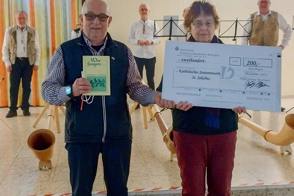 Irmgard Meiners-Schuth (rechts) berreicht die Spende der Brgerstiftung Denzlingen an Dieter Mchel (links), Vertreter des Katholischen Seniorenwerks St. Jakobus. 