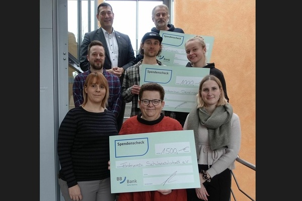 Vertreter von drei Denzlinger Vereinen nahmen k&uuml;rzlich im Denzlinger Rathaus unter Beisein von B&uuml;rgermeister Markus Hollemann Spenden der BBBank entgegen
