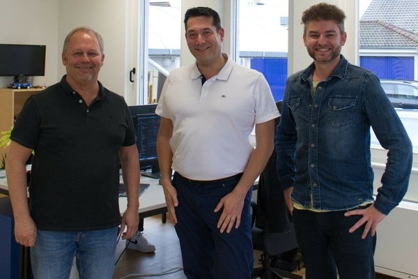 Firmengründer Heinz Bölling (links) und Florian Schindler (rechts) begrüßten Bürgermeister Markus Hollemann (Mitte) bei der SPOO Group in Denzlingen. Foto: SPOO Group Firmengründer Heinz Bölling (links) und Florian Schindler (rechts) begrüßten Bürgermeister Markus Hollemann (Mitte) bei der SPOO Group in Denzlingen. Foto: SPOO Group