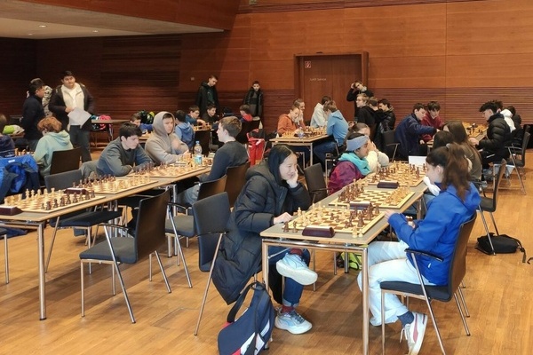 Schülerinnen und Schüler an den Schachbrettern im Kultur & Bürgerhaus Denzlingen