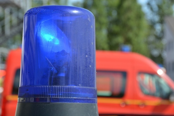 Blaulicht, dahinter rotes Feuerwehrauto Blaulicht, dahinter rotes Feuerwehrauto