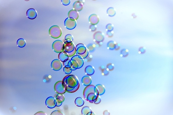Blauer Hintergrund, bunte Seifenblasen Blauer Hintergrund, bunte Seifenblasen