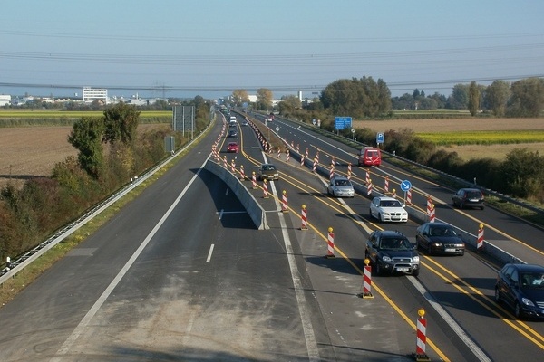 Straßensperrung wegen Fahrbahnsanierung. Umleitung des Verkehrs Straßensperrung wegen Fahrbahnsanierung. Umleitung des Verkehrs