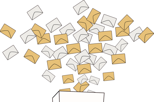 Wei&szlig;e und beige Umschl&auml;ge und ein wei&szlig;er Kasten