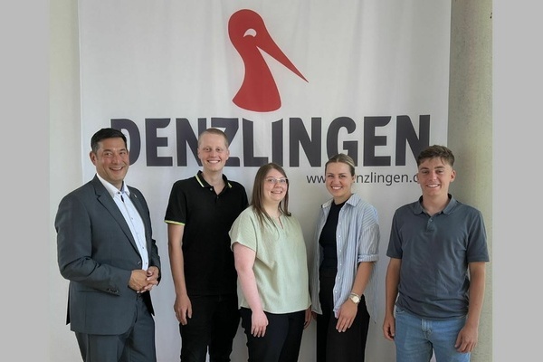  B&uuml;rgermeister und Verbandsvorsitzender Markus Hollemann (links) gratuliert den vier Pr&uuml;fungsabsolventen des GVV Denzlingen, V&ouml;rstetten, Reute (v.r.) Marvin Schindler, Matija-Maria Bilobrk, Pia Sutter und Sven Straubinger zum erfolgreichen Abschluss.