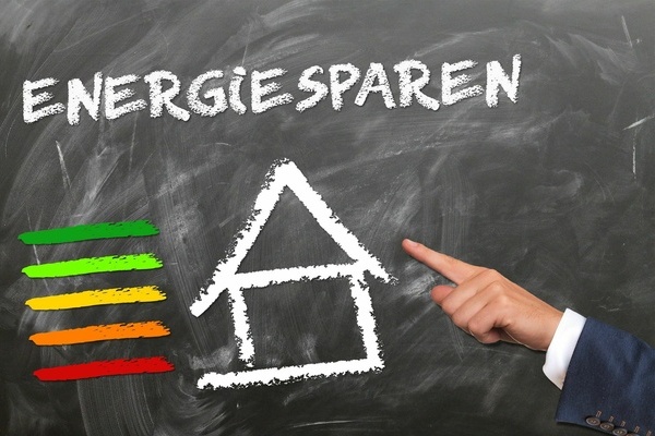 Energie sparen. Wei&szlig;e Schrift auf grauem Untergrund