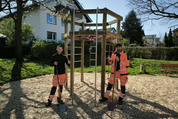 Bild: Nach getaner Arbeit auf dem Spielplatz im Postring: Bauhof-Mitarbeiter Matthias Nübling (r.) und Johannes Disch am neuen Kletterturm. Foto: Gemeinde Denzlingen. Bild: Nach getaner Arbeit auf dem Spielplatz im Postring: Bauhof-Mitarbeiter Matthias Nübling (r.) und Johannes Disch am neuen Kletterturm. Foto: Gemeinde Denzlingen.