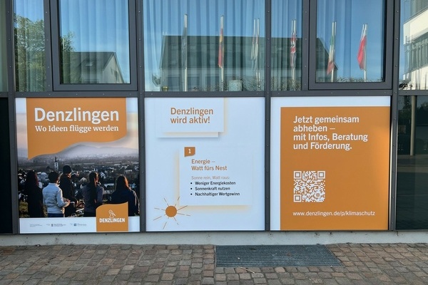 Im Rahmen der Denzlinger Klimaschutzkampagne wurden großflächige Plakate am Rathaus angebracht. Foto: Melanie Lackner, Gemeinde Denzlingen. Im Rahmen der Denzlinger Klimaschutzkampagne wurden großflächige Plakate am Rathaus angebracht. Foto: Melanie Lackner, Gemeinde Denzlingen.