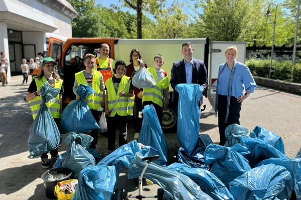 Alle Beteiligten mit dem gesammelten Müll.