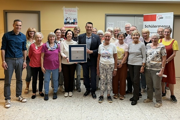 Die ehrenamtlichen Mitarbeiterinnen und Mitarbeiter des AWO-Ortsvereins Denzlingen erhalten den Denzlinger Bürgerpreis 2025. Foto: Gemeinde Denzlingen