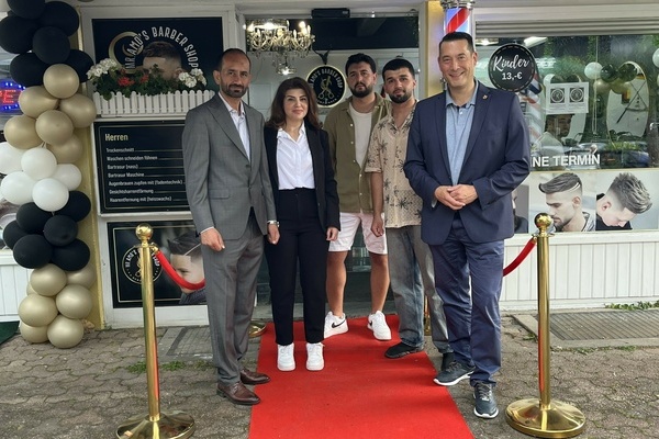 Bürgermeister Markus Hollemann (r.) gratuliert zur Neueröffnung von Mr. Amos Barber Shop in der Bahnhofstraße in Denzlingen. V.l. Geschäftsführer Pejan Pirmos, Mitarbeitende Lina Kbisi, Mehmet Sinan Dag und Amad Muhsin. Foto: Gemeinde Denzlingen