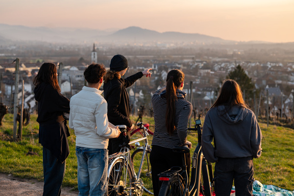 Eine Gruppe Jugendlicher mit Fahrrädern blicken über die Gemeinde Denzlingen. Foto: Peter Herrmann / Gemeinde Denzlingen Eine Gruppe Jugendlicher mit Fahrrädern blicken über die Gemeinde Denzlingen. Foto: Peter Herrmann / Gemeinde Denzlingen