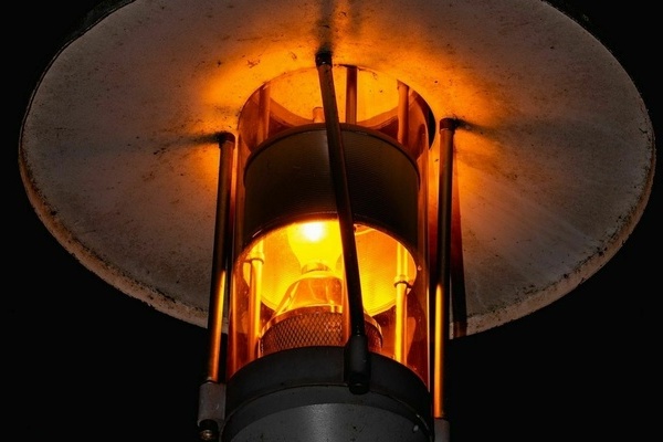 Leuchtende Stra&szlig;enlaterne im Dunkeln