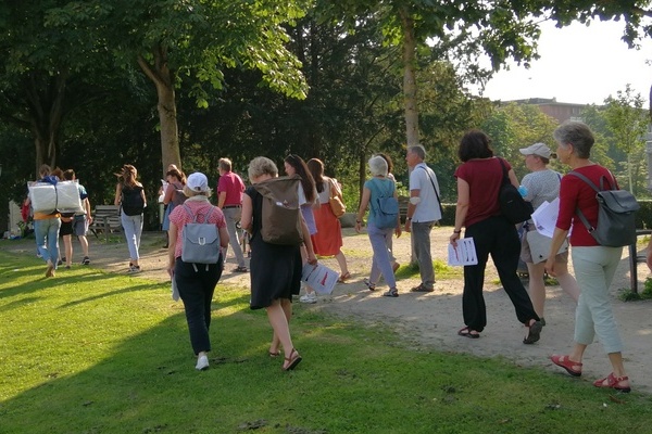 Bild: Menschen auf einem Spaziergang auf einer Wiese und einem Weg. Foto: ifpro.