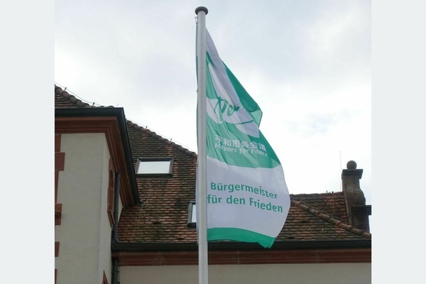  Die Flagge der �Mayors for Peace� weht vor dem Alten Rathaus in Denzlingen. Foto: Melanie Lackner, Gemeinde Denzlingen.