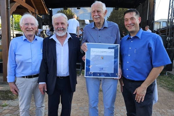  Im Rahmen der Er&ouml;ffnung des 2. Denzlinger WeinFests erhielt Robert Reichinger (2.v.r.) den Denzlinger B&uuml;rgerpreis 2025. V.l.: Laudator Prof. D. Geuenich, F. Risini (BM Citta della Pieve), Robert Reichinger, M. Hollemann (BM Denzlingen)