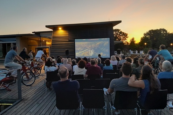 Das Publikum genie&szlig;t die Pr&auml;sentation des neuen Gemeindeportraits im ersten Denzlinger Fahrradkino. Foto: Gemeinde Denzlingen.