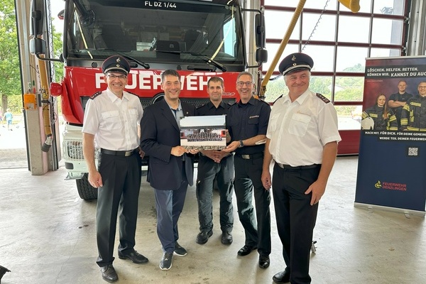 Strahlende Gesichter bei der &Uuml;bergabe des neuen L&ouml;schgruppenfahrzeugs LF 20 an die Freiwillige Feuerwehr Denzlingen. Foto: FFW Denzlingen.